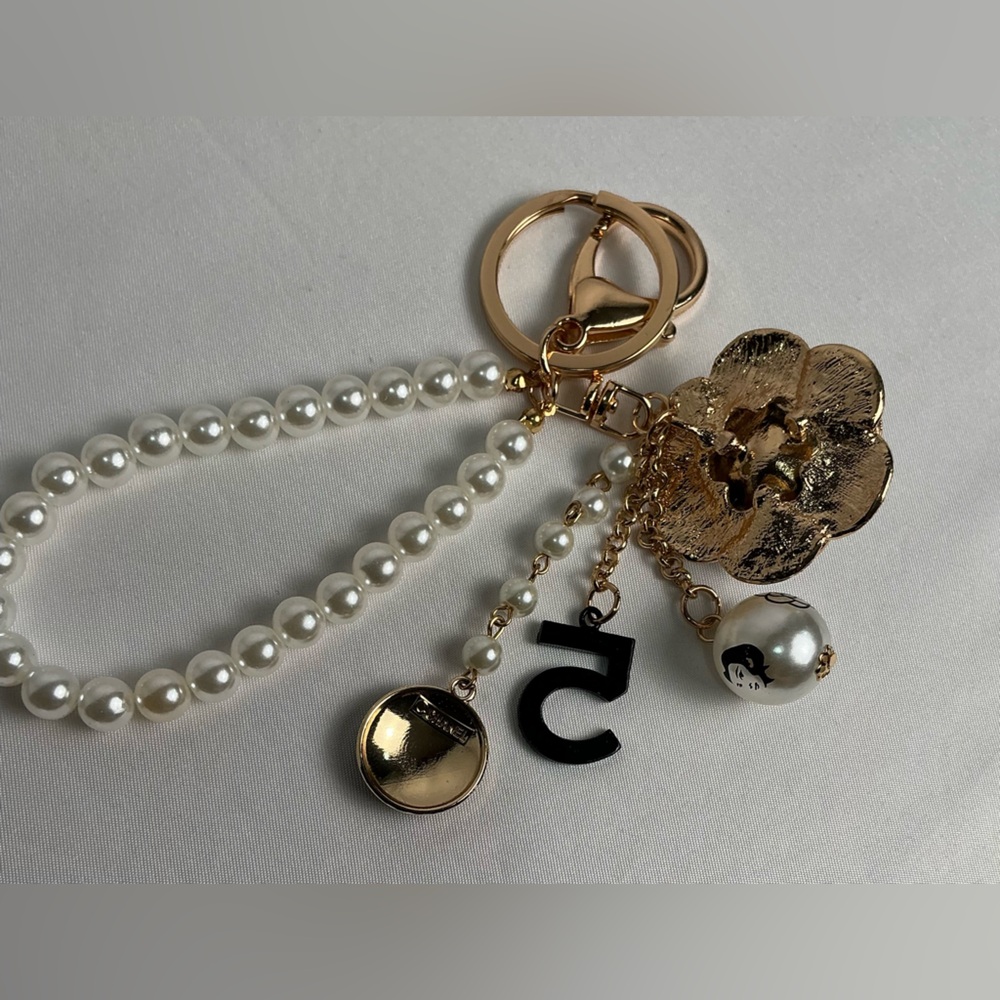 Black & White Pearl Charms Camila Flower No. 5 CC Keychain - Picture 2 of 3
